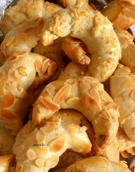 tcharek gâteaux algériens croissants aux amandes pâte sans levure